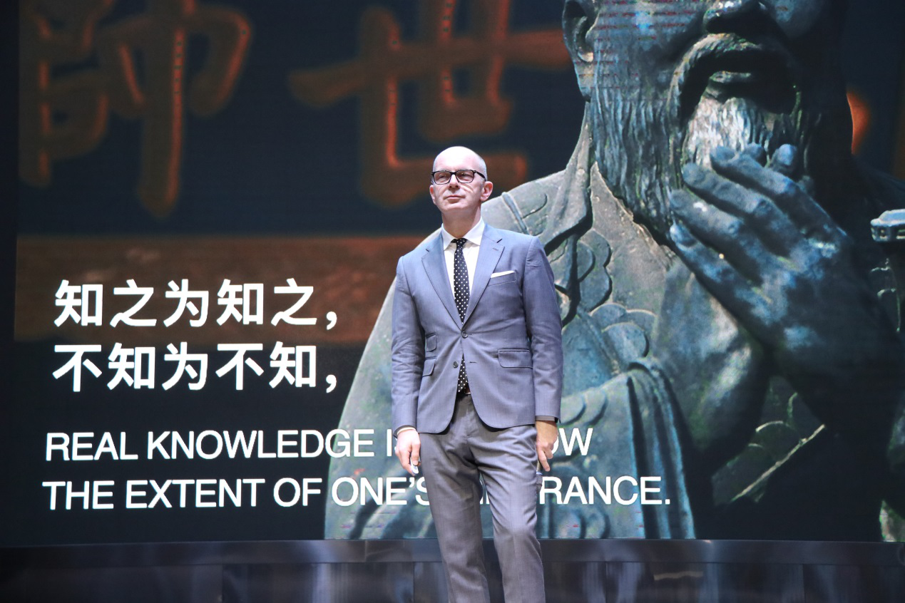 自貢市外國語學(xué)校--教育資源多元化，大師解惑談創(chuàng)新