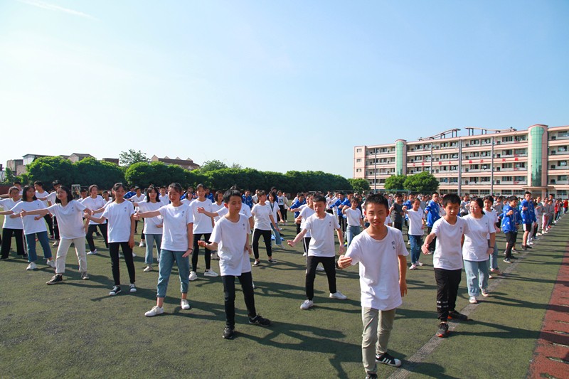 壯觀！三千多學(xué)生在江安中學(xué)運(yùn)動(dòng)場(chǎng)比賽打太極