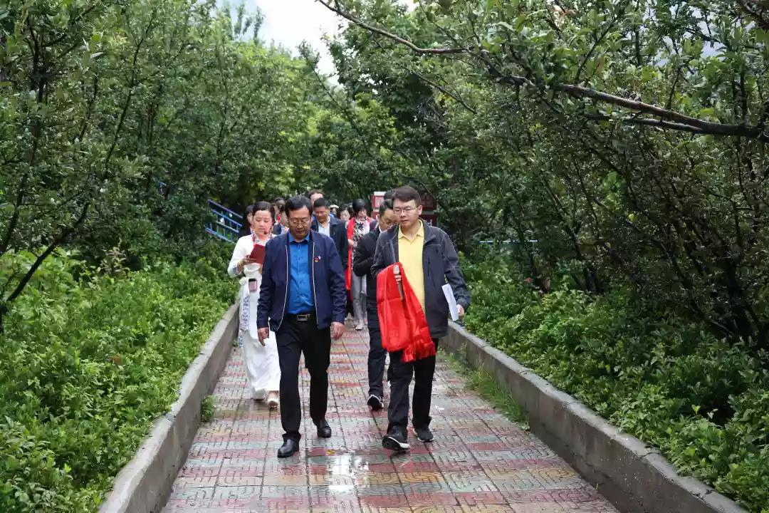 教育部考試中心副主任于涵一行赴小金中學調(diào)研