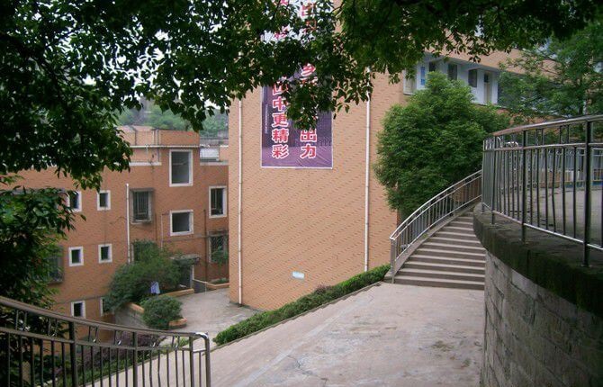 江安縣第四中學(xué)的現(xiàn)任校長(zhǎng)是誰(shuí)？