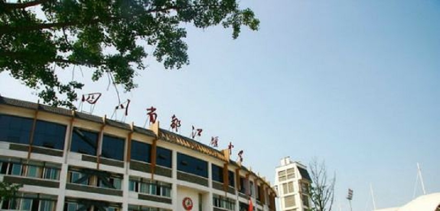 都江堰中學(xué)校園環(huán)境怎么樣？