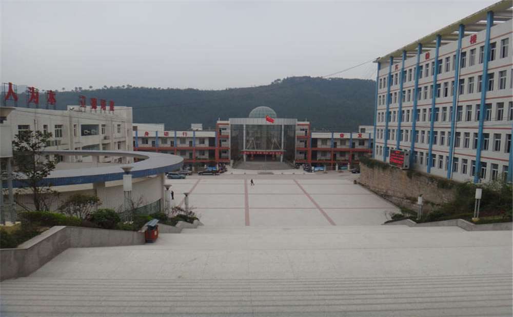 通江縣第二中學(xué)學(xué)校詳細(xì)地址在什么地方？