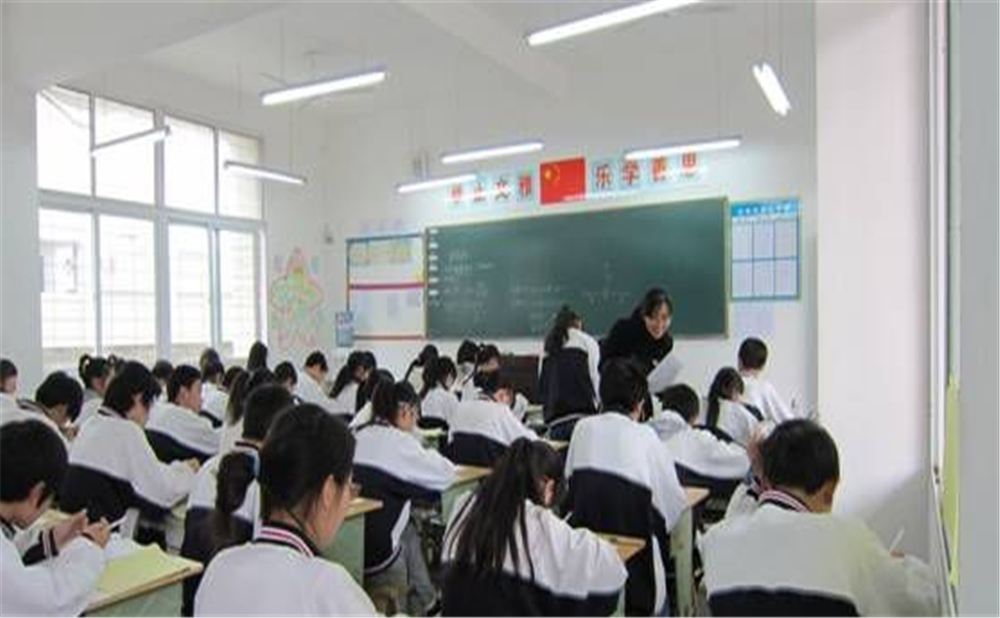 鼎山中學(xué)2020年中考錄取分?jǐn)?shù)線是多少分？