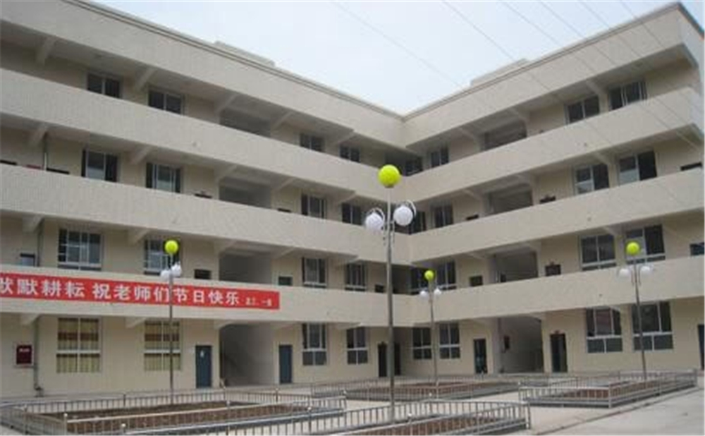 奇章中學(xué)學(xué)校環(huán)境如何？