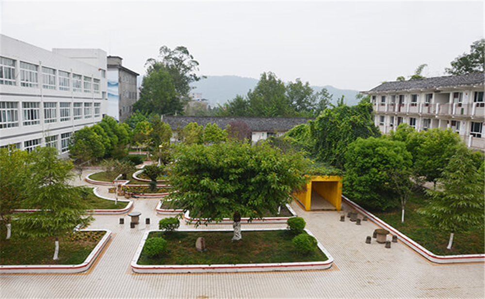 曾口中學(xué)學(xué)校環(huán)境怎么樣？