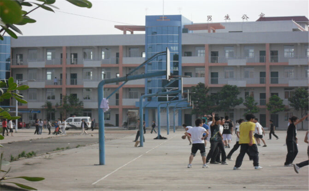 威遠龍會中學(xué)學(xué)校環(huán)境怎么樣？