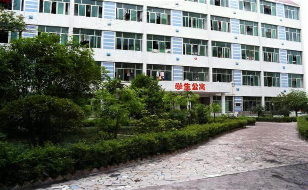 威遠龍會中學2020年學校學費多少錢一年？