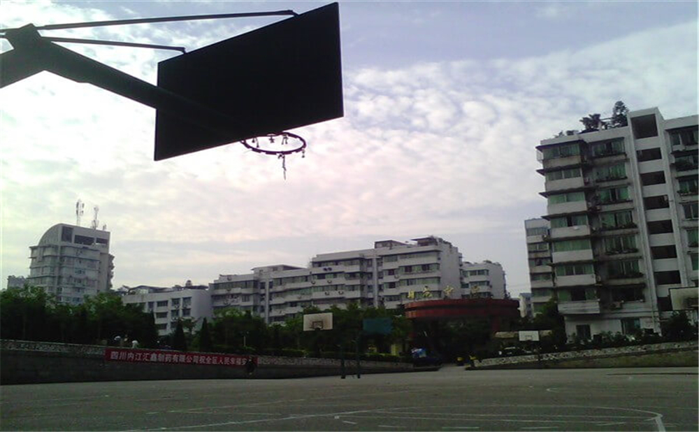 內(nèi)江市翔龍中學學校環(huán)境怎么樣？