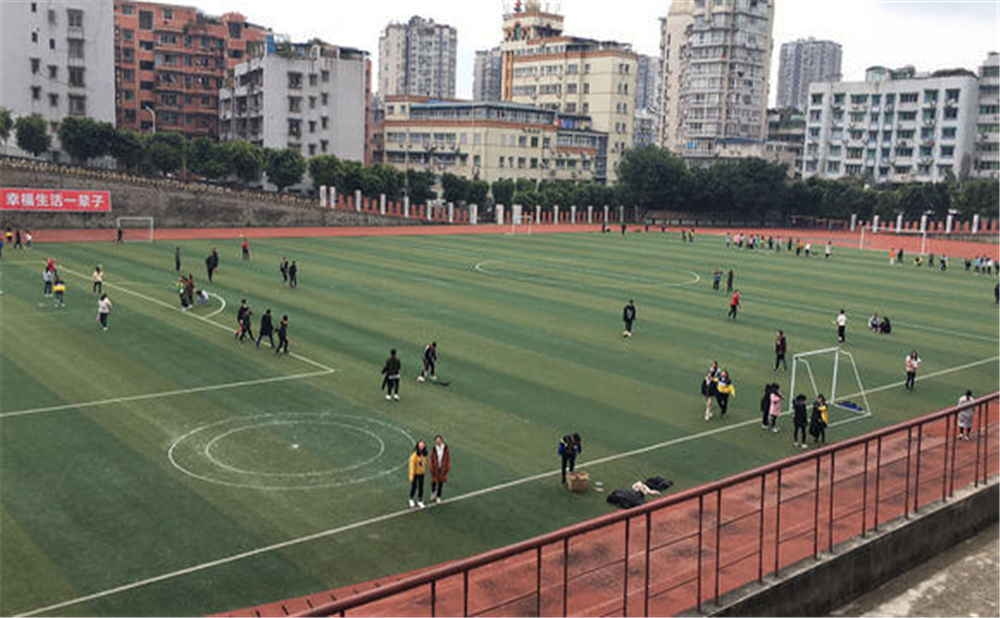 內(nèi)江市翔龍中學學校環(huán)境怎么樣？