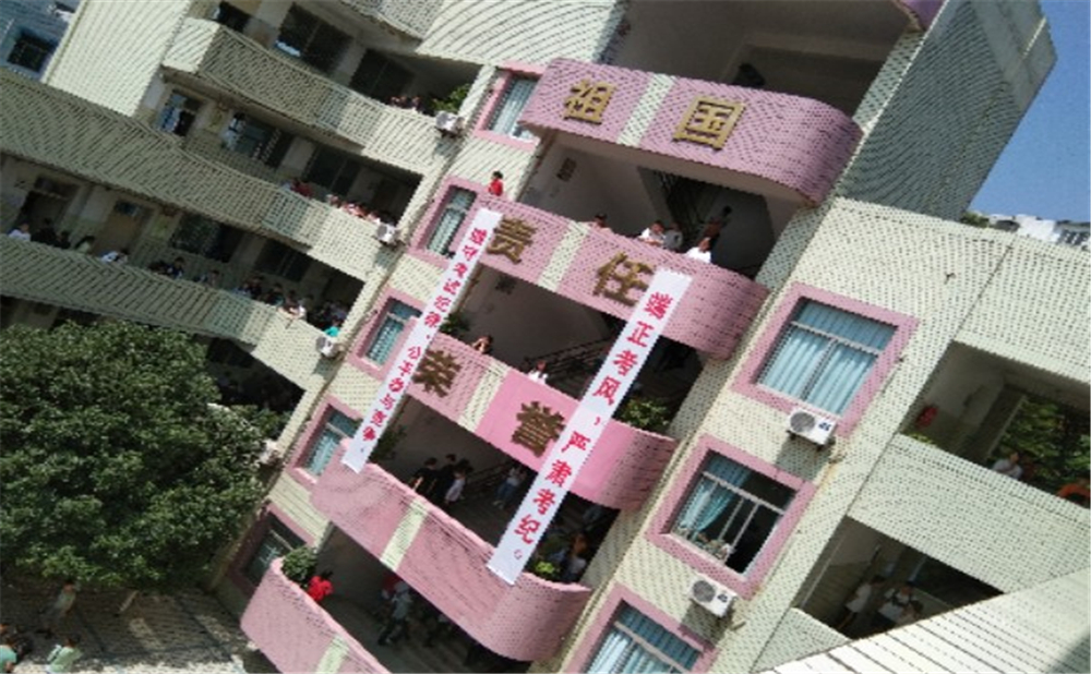 內(nèi)江市翔龍中學(xué)2020年學(xué)校學(xué)費(fèi)多少錢一年？