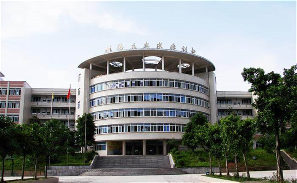 高坪中學(xué)學(xué)校環(huán)境怎么樣？
