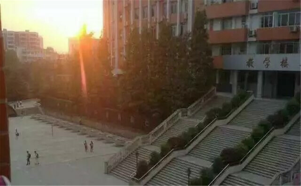 南充十一中學(xué)校環(huán)境怎么樣？