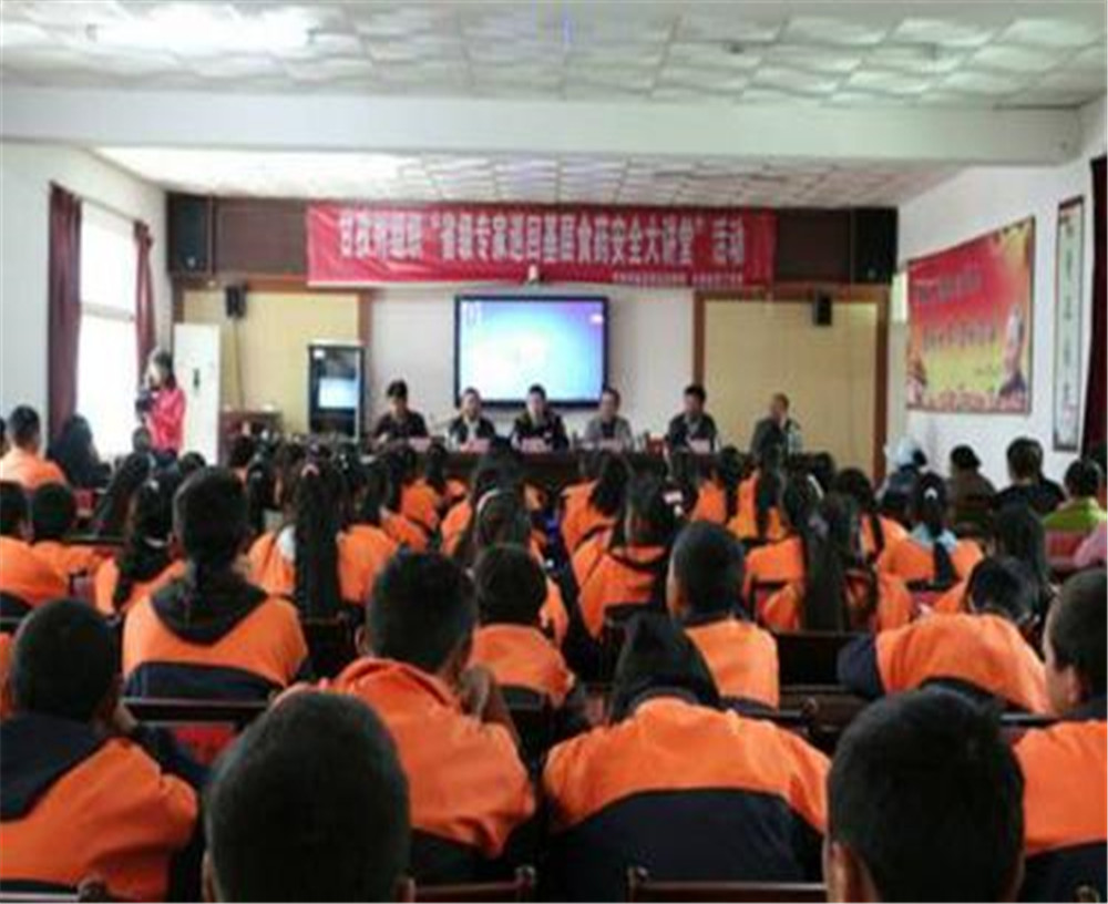 鄉(xiāng)城縣中學(xué)2020年學(xué)校學(xué)費(fèi)多少錢一年？