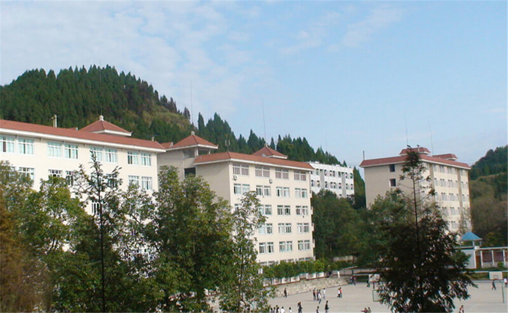 建興中學學校環(huán)境怎么樣？
