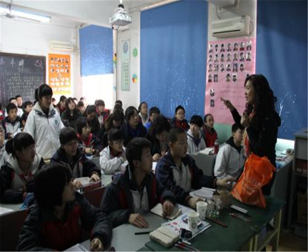 西昌市第四中學(xué)2020年學(xué)校學(xué)費(fèi)多少錢一年？