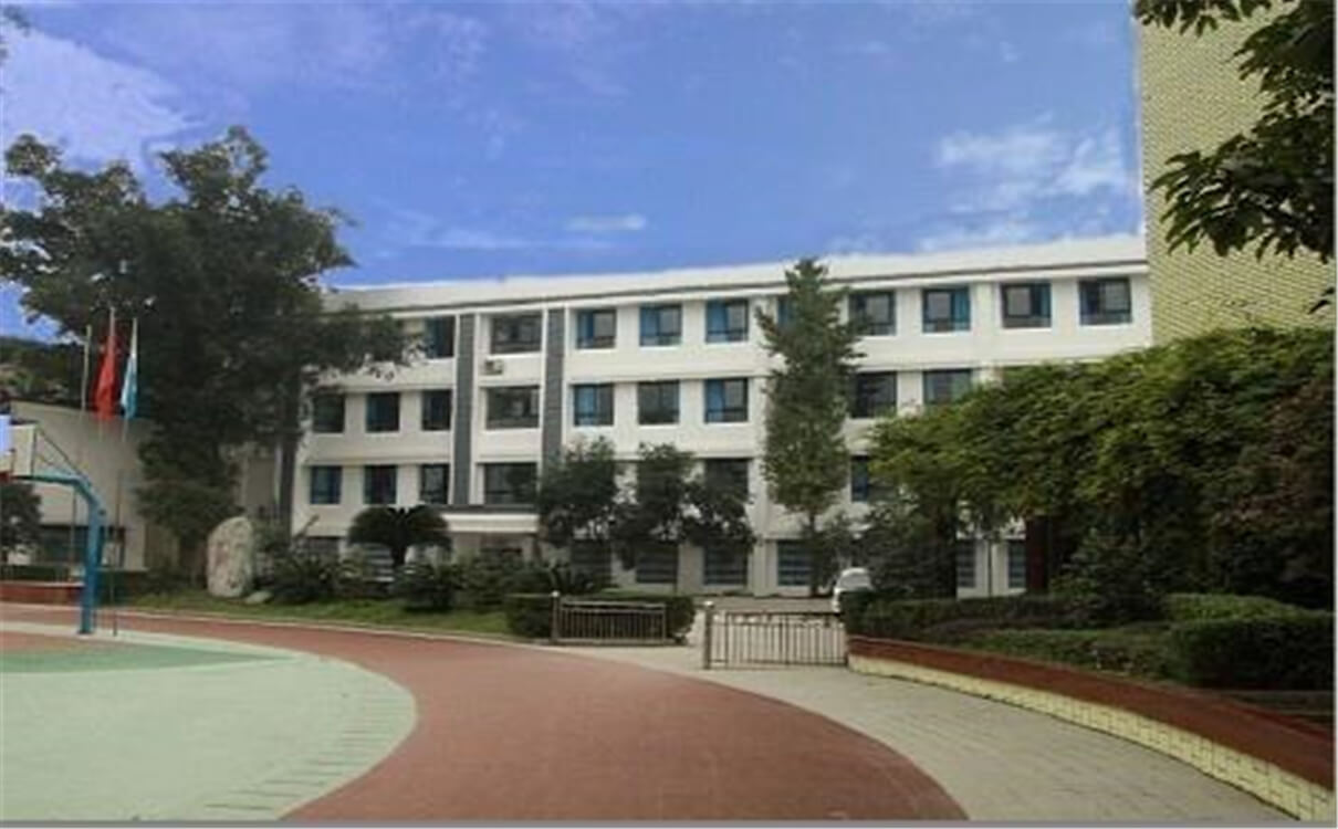 成都市第三十三中學(xué)每年的學(xué)費(fèi)多少錢？