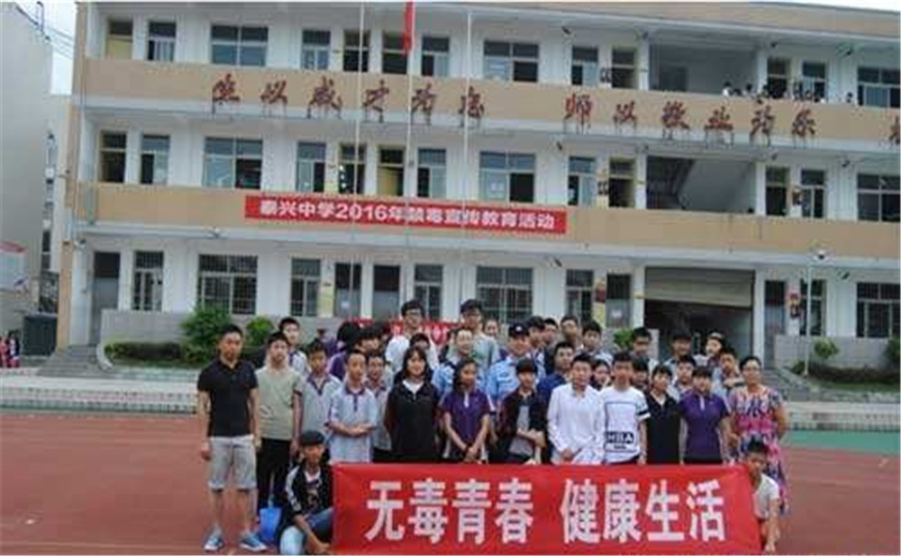 成都泰興中學(xué)每年的學(xué)費(fèi)是多少？