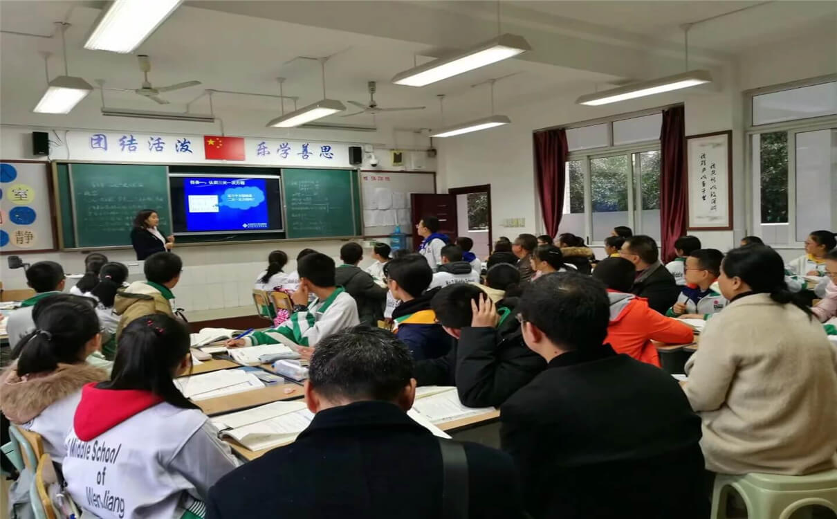 溫江二中每年的學費是多少錢？