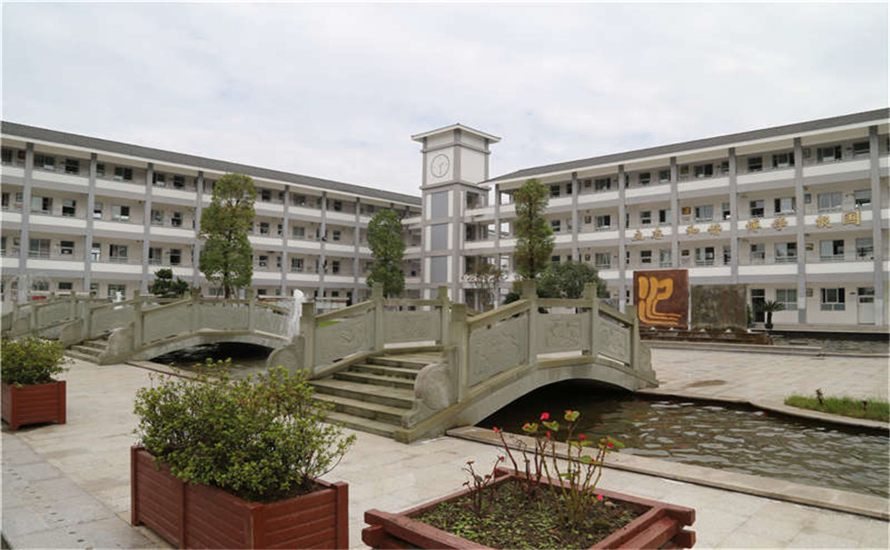平樂(lè)中學(xué)每年的學(xué)費(fèi)是多少？