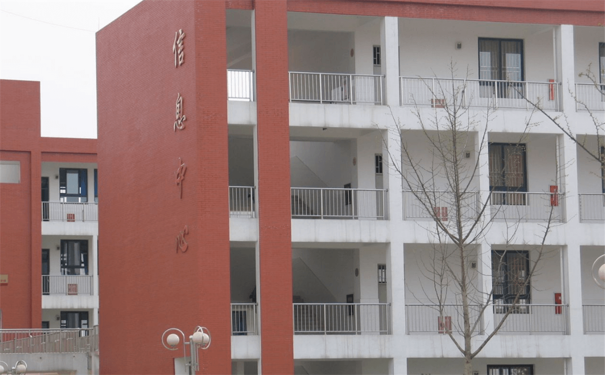 金堂中學(xué)每年的學(xué)費(fèi)是多少錢(qián)？