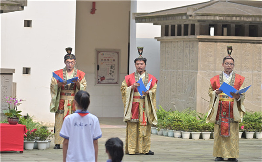 成都七中萬(wàn)達(dá)一年的學(xué)費(fèi)是多少？