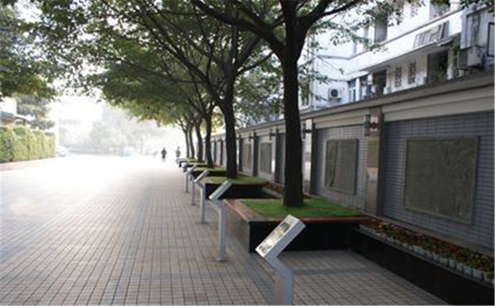 成都市田家炳中學(xué)外招生一年的學(xué)費(fèi)是多少？