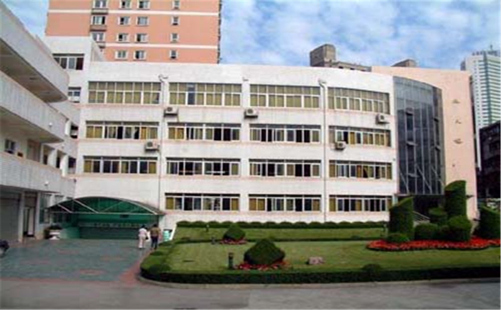 成都市鹽道街中學(xué)外招生一年的學(xué)費(fèi)是多少？
