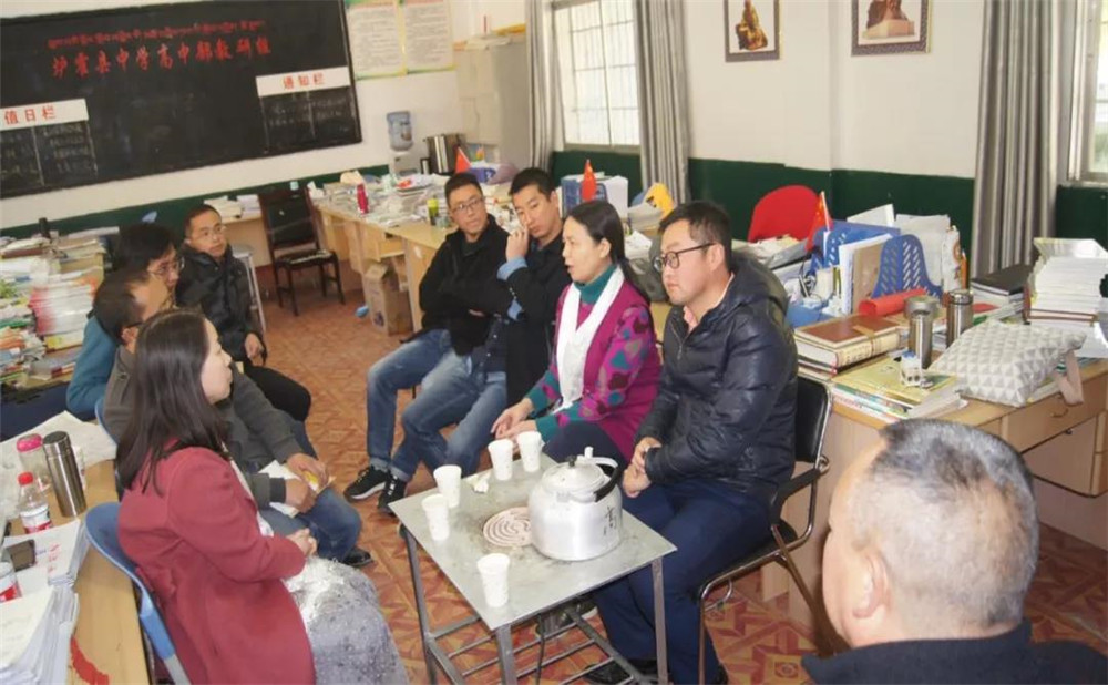 四川師范大學(xué)附屬中學(xué)外招生一年的學(xué)費是多少？