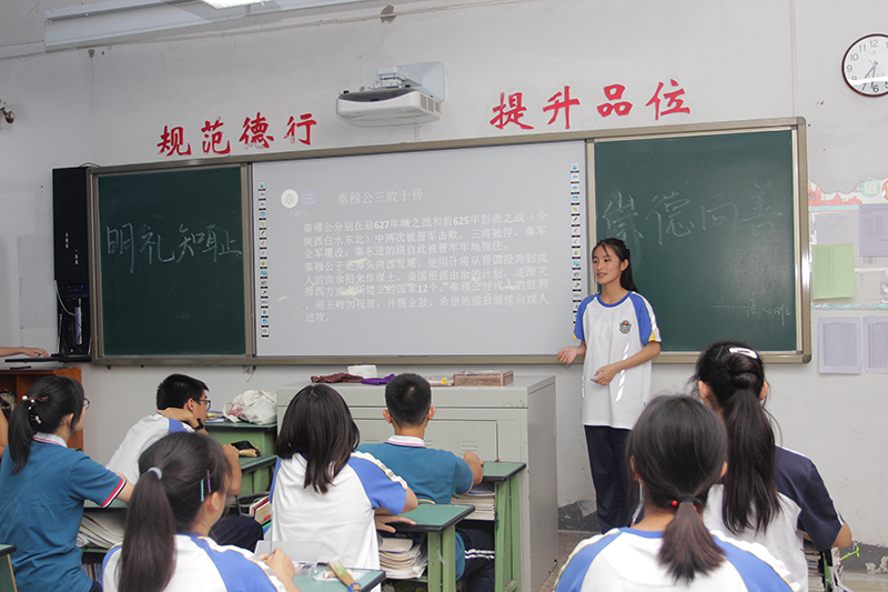 成都石室外國語學(xué)校一年的學(xué)費是多少？