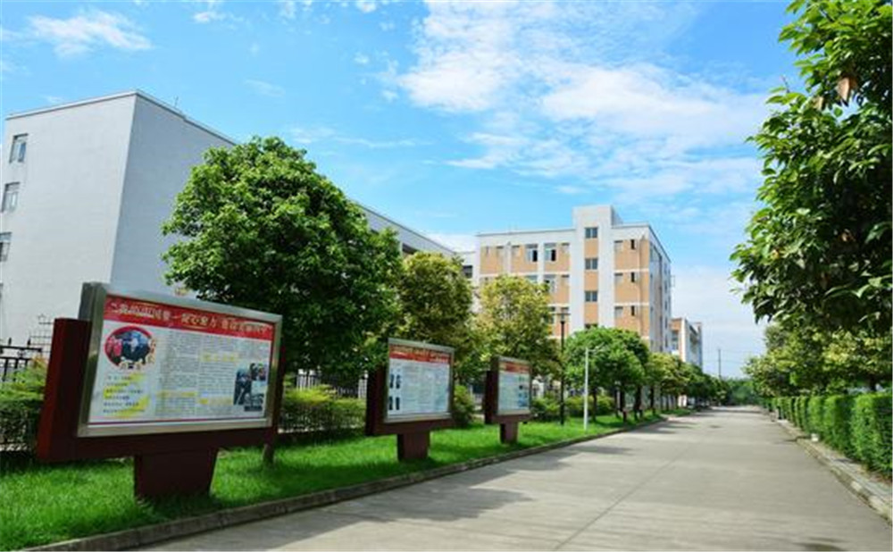 郫縣四中外招生一年的學(xué)費(fèi)是多少？