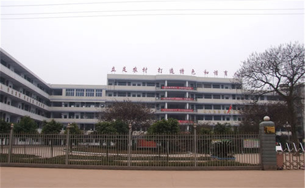 三岔中學(xué)招生一年的學(xué)費(fèi)是多少？