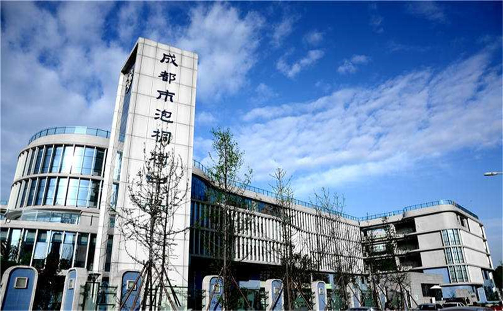 成都市泡桐樹中學的學費是多少？