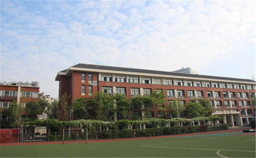 成都七中八一學(xué)校近三年的錄取分?jǐn)?shù)是多少？