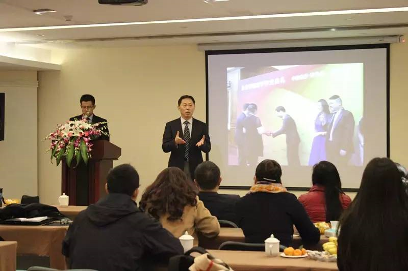 成都西雅美途外國語聯(lián)合學(xué)校的學(xué)費(fèi)是多少？