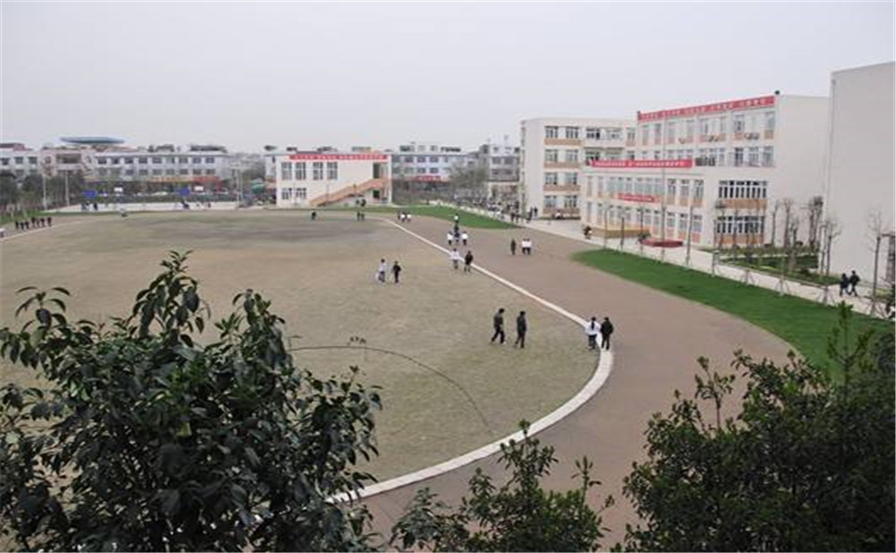 蜀城中學(xué)的學(xué)費(fèi)是多少？