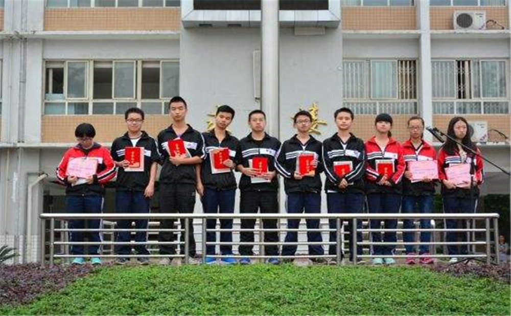 郫縣四中學(xué)費是多少？