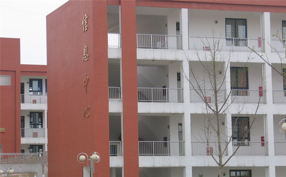 金堂中學(xué)的學(xué)費(fèi)是多少？