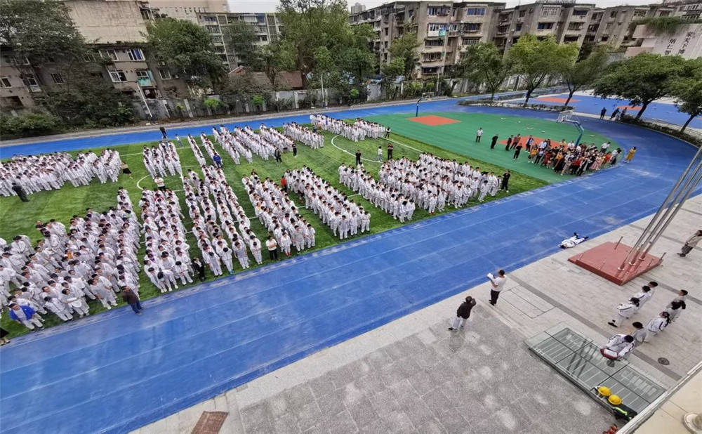 成都市田家炳中學(xué)一年學(xué)費(fèi)是多少？