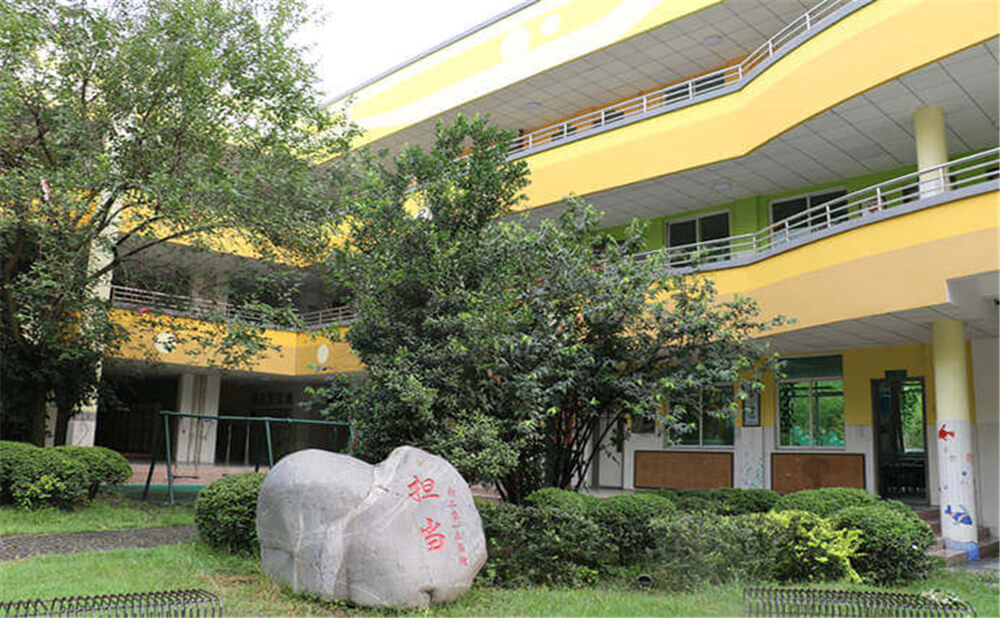 北大附中成都為明學(xué)校高中一年的學(xué)費(fèi)多少錢？