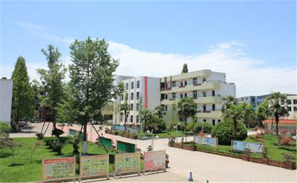 成都市籍田中學(xué)高中一年的學(xué)費(fèi)是多少？