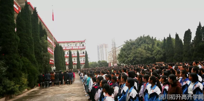 賈家中學(xué)高中一年的學(xué)費是多少？