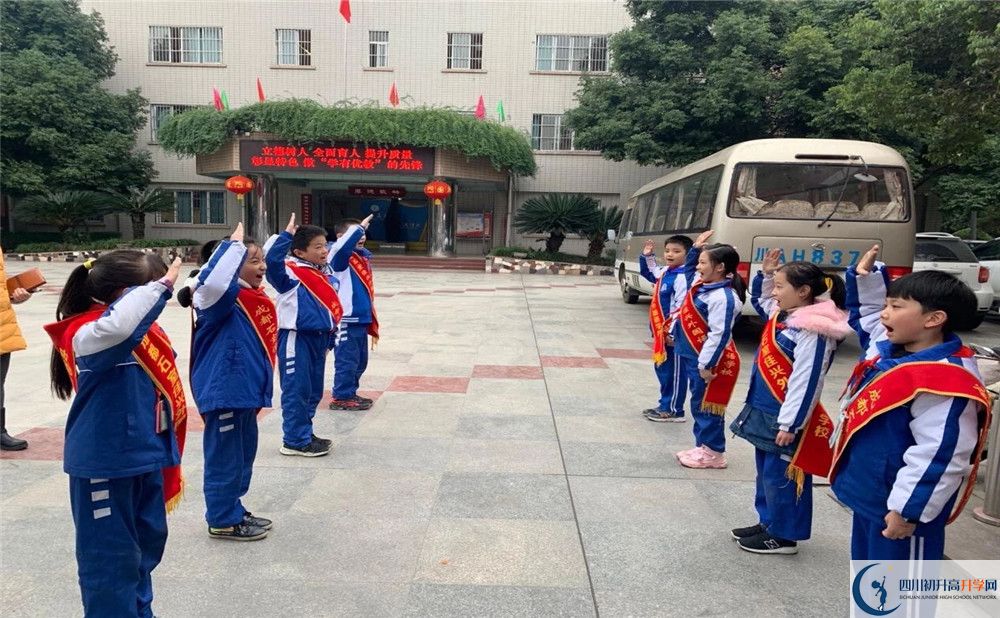 成都石室佳興外國語學校初升高的學費是多少？