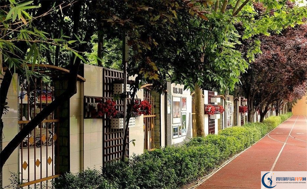 2020年成都大學(xué)附屬中學(xué)初升高的學(xué)費(fèi)是多少？