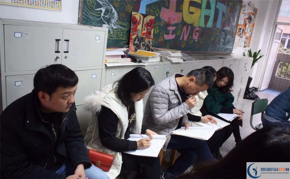成都市鹽道街中學(xué)的學(xué)費(fèi)收費(fèi)標(biāo)準(zhǔn)是多少？