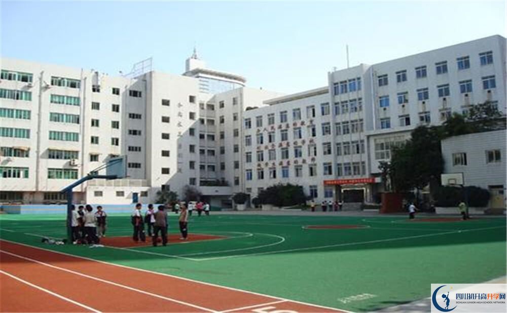 成都市西北中學(xué)的學(xué)費收費標準是多少錢？