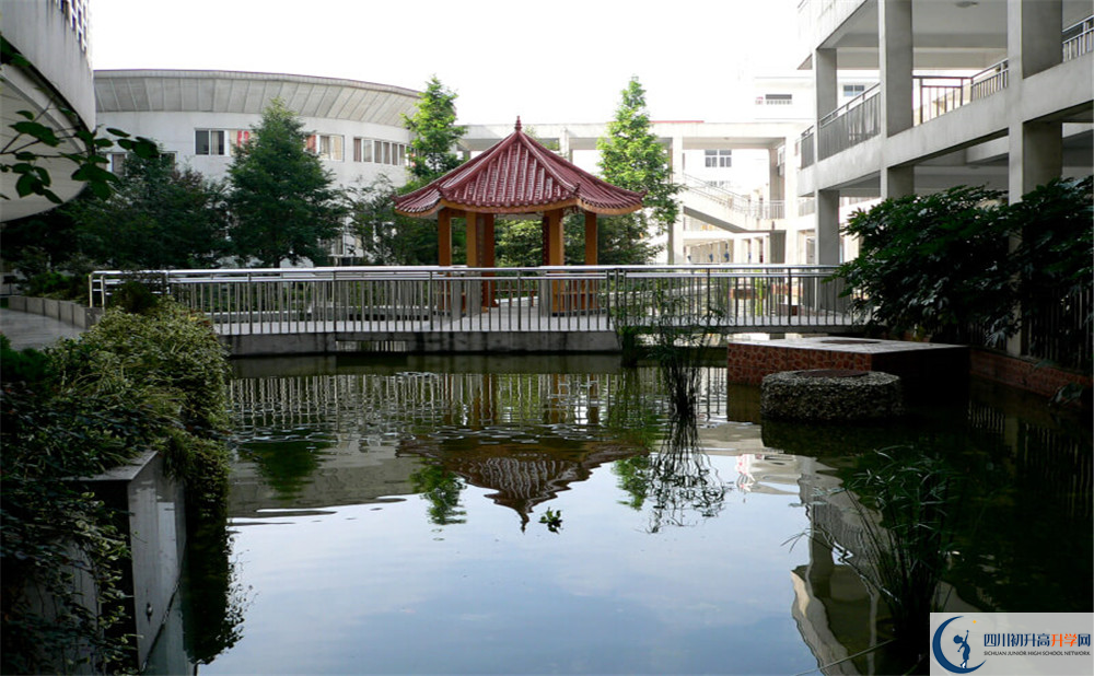 成都市龍泉中學(xué)是怎么樣的學(xué)校？