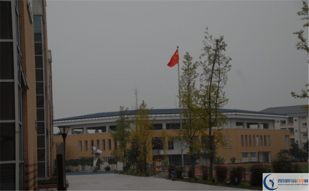 八一聚源高級(jí)中學(xué)的學(xué)費(fèi)收費(fèi)標(biāo)準(zhǔn)是多少？