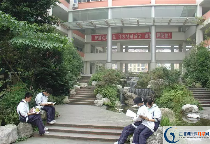 四川師范大學(xué)附屬中學(xué)一年的學(xué)費(fèi)是多少？