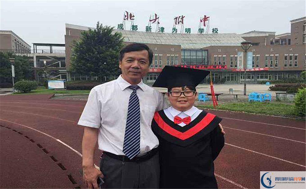 北大附中成都新津?yàn)槊鲗W(xué)校的學(xué)費(fèi)大概是多少？