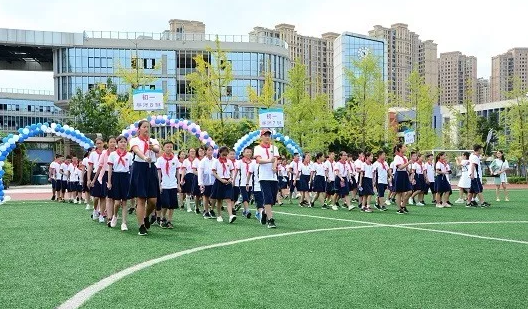 成都市泡桐樹中學(xué)的老師好不好？